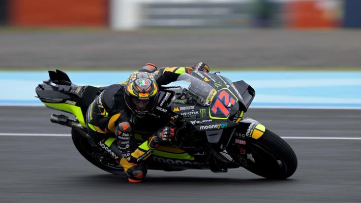 MotoGp, prima vittoria per Bezzecchi, nuovo leader del Mondiale. Bagnaia cade quando era secondo