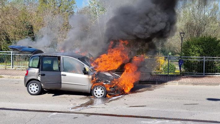 Traversetolo, auto in fiamme:  strada chiusa 
