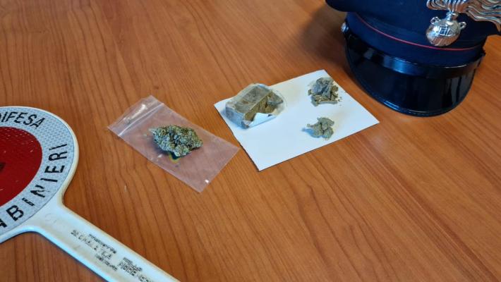 Fuma uno spinello: vengono chiamati i carabinieri che lo denunciano