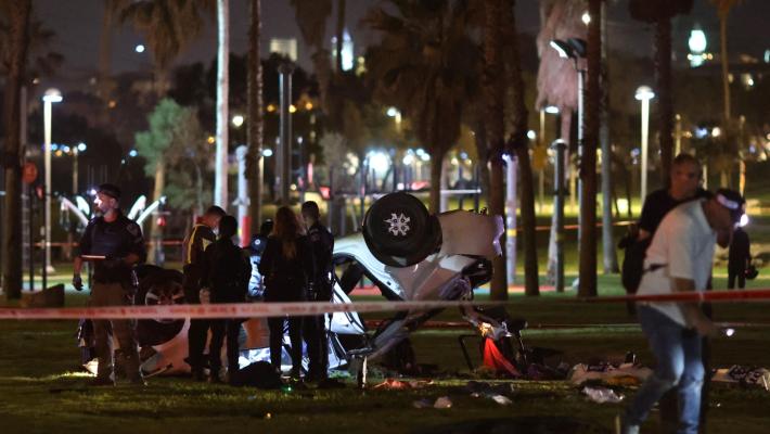 Tel Aviv, l'attentatore si lancia con l'auto sulla folla del lungomare. Ucciso il turista italiano Alessandro Parini. Un altro connazionale sarebbe ferito
