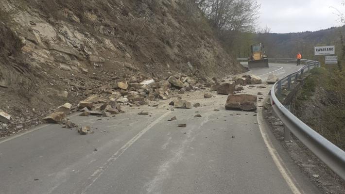 Ravarano, massi caduti in strada: miracolosamente non passava nessuna auto