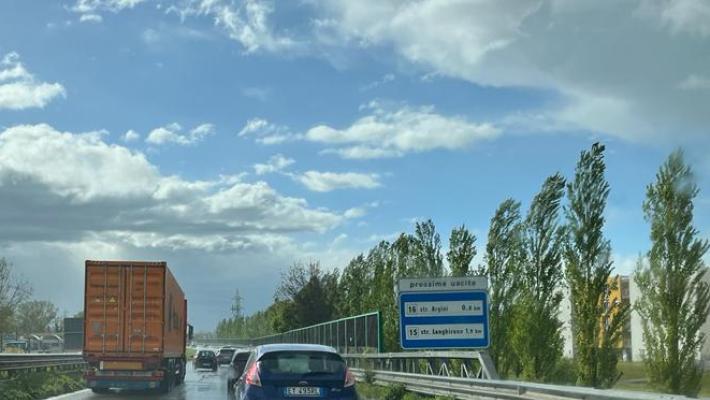 Camion fermo in tangenziale sud ( altezza via Traversotolo): coda anche sullo svincolo