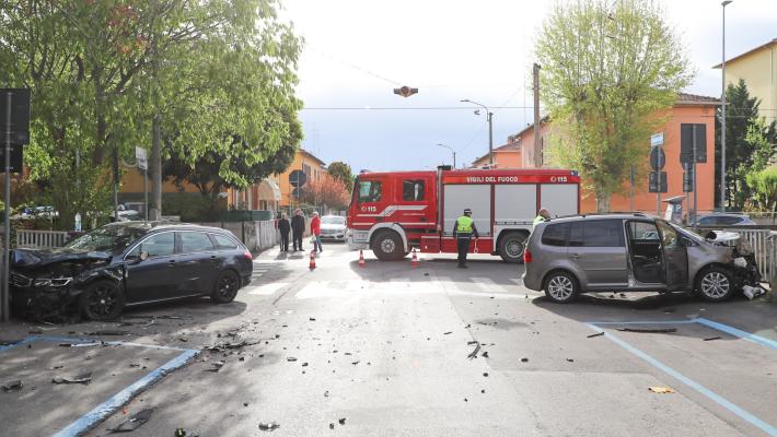 Scontro fra vetture all'incrocio fra via Pasubio e via Firenze: soccorritori al lavoro 