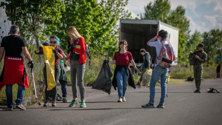 Monnezzari e Rotaract Farnese al lavoro per ripulire il parcheggio del Parma Retail