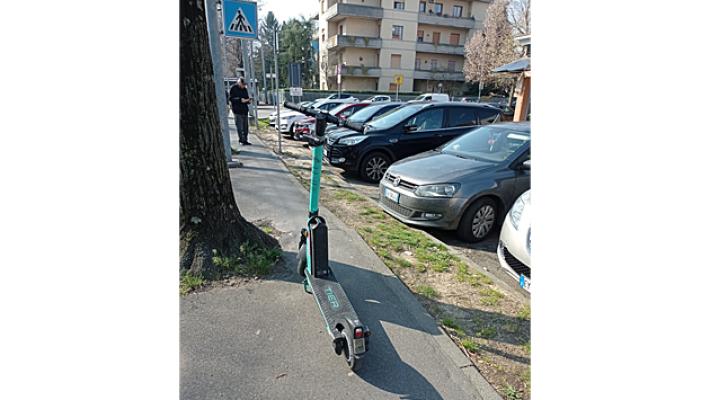 Monopattini, ennesimo parcheggio selvaggio. E il lettore si chiede: "Perché non facciamo un referendum come a Parigi?"