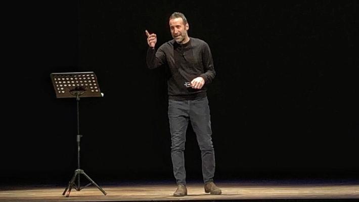 Luca Sommi con il suo Dante Alighieri incanta il Teatro Magnani