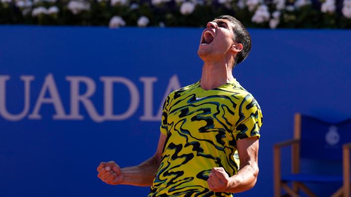 Barcellona, Alcaraz batte Tsitsipas 