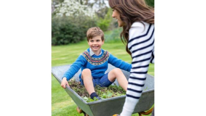 Il principe Louis compie 5 anni, nel ritratto posa in carriola