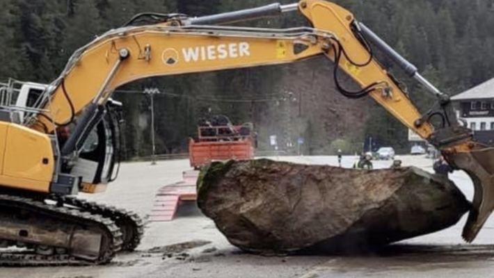 Alto Adige: un  masso cade su una strada in Valle Aurina poco dopo il transito di un'auto