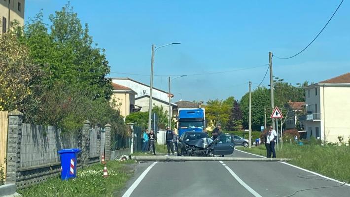 Carzeto, auto finisce contro un lampione abbattendolo: donna trasportata dall'elicottero  del 118 al Maggiore