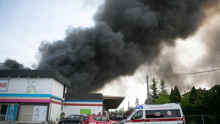 Incendio, l'ordinanza del sindaco: "Divieto di raccolta di verdra in zona,  divieto di passeggio degli animali e invito a non frequentare la zona" 
