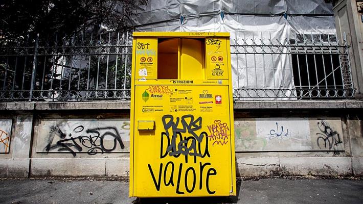 Neonata trovata morta in un cassonetto per i vestiti usati a Milano