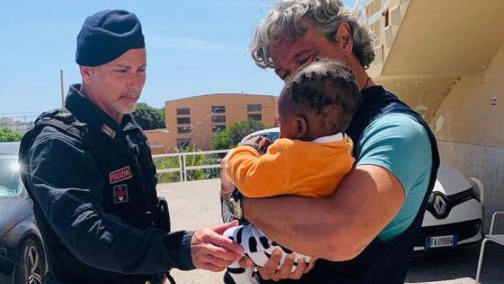 Bimbo perde mamma in naufragio: Ismail ha lasciato l'isola