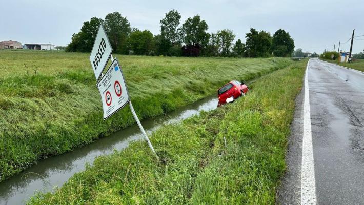 Auto finisce nel canale pieno d'acqua: illeso il conducente