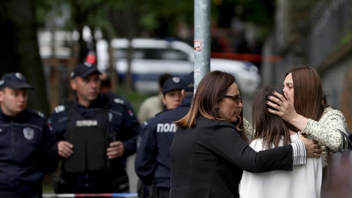 Strage in una scuola di Belgrado: studente 14enne spara e uccide otto allievi e un guardiano dell’istituto