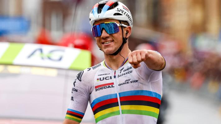 Evenepoel ha vinto la prima tappa del Giro d'Italia 2023. Ganna Secondo