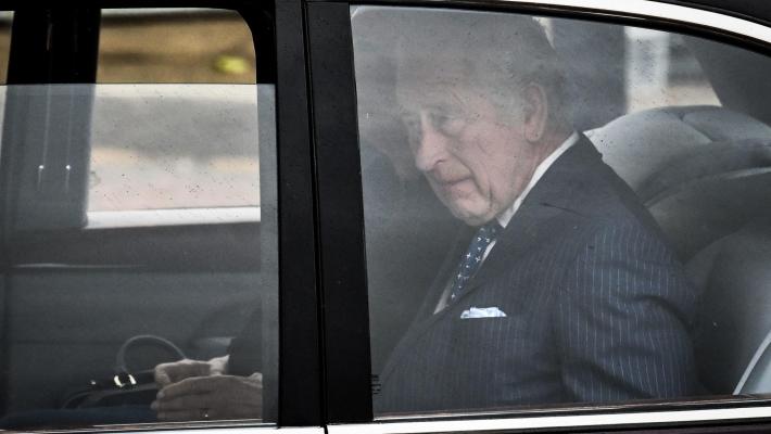 Carlo e Camilla arrivati a Buckingham Palace, prima foto del re