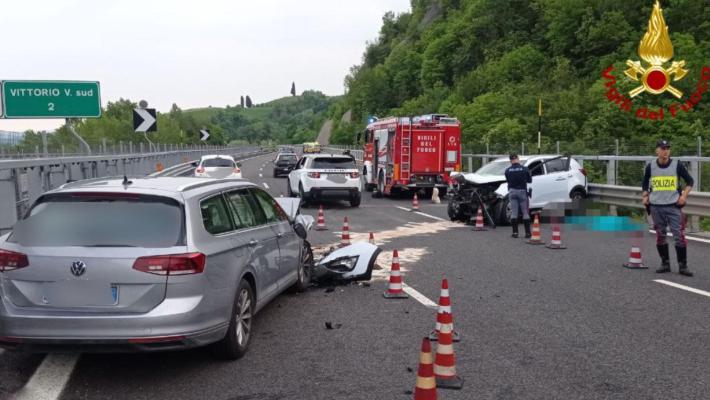 Vittorio Veneto: entra contromano sull'A27, si schianta contro le auto e muore