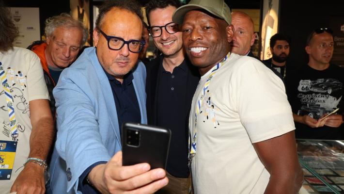 Parma-Brescia: Tino Asprilla dirige i cori dei boys della Curva nord