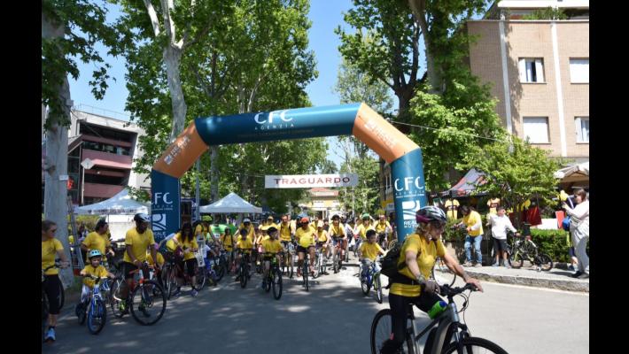«Polverosa», bella partenza con la pedalata godereccia
