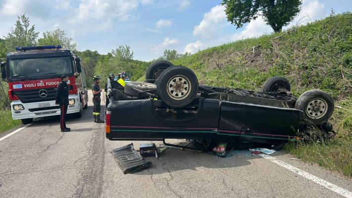 Auto si ribalta sull'Appennino reggiano: 57enne portato al Maggiore in elicottero 