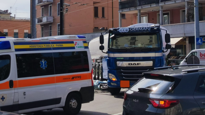 Strada Elevata, camion travolge scooter: soccorsi sul posto, traffico in tilt