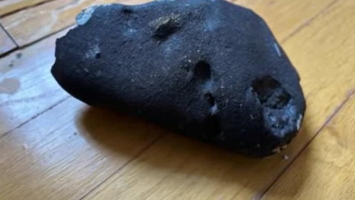 Pietra cade dal cielo su una casa, forse è un meteorite: choc nel New Jersey