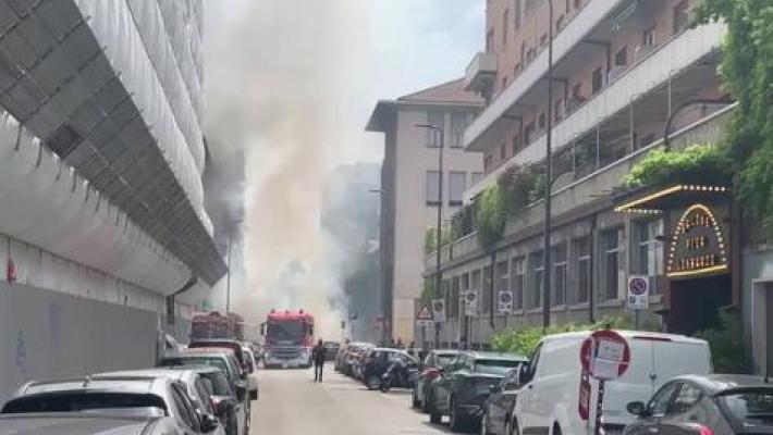 Salta in aria un furgone in strada: esplosione e incendio in centro a Milano
