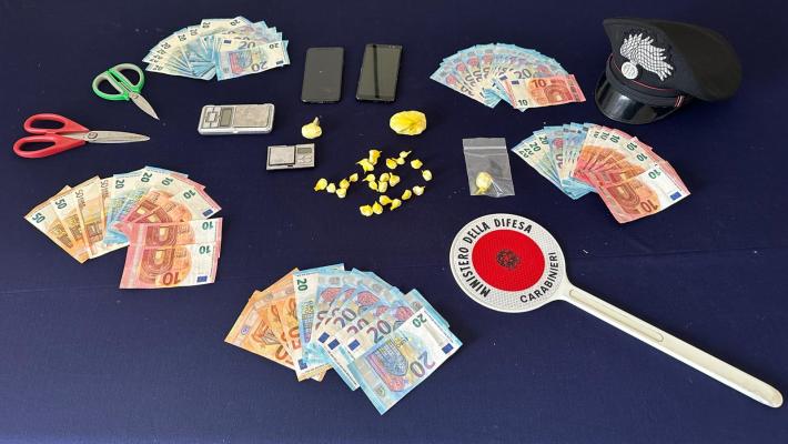 Carabinieri perquisiscono casa e trovano droga e soldi: due arresti.