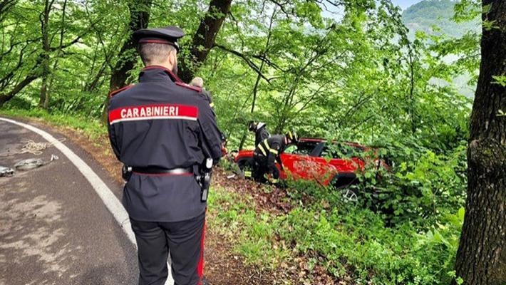 Per 5 ore sull'auto in bilico dopo essere uscito di strada