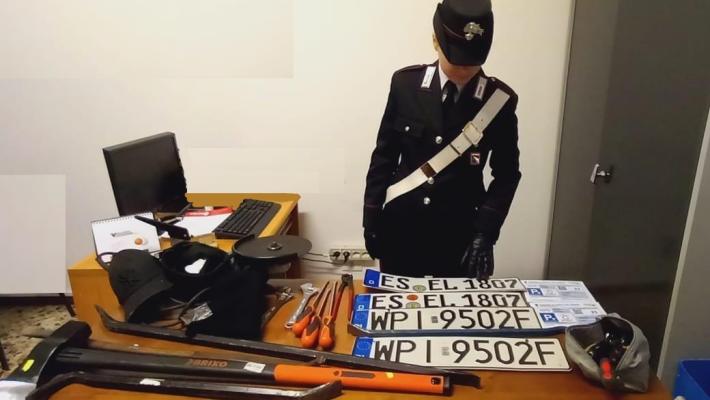 Inseguimento nella notte:  l'Audi rubata carica di targhe e arnesi da scasso  si schianta contro un muro