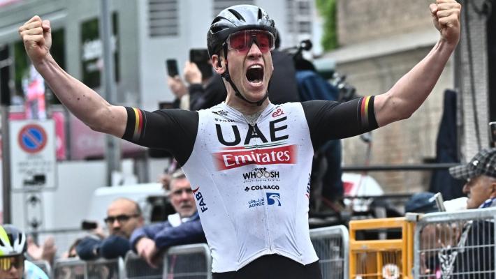 Giro d'Italia: Ackermann vince in volata la decima tappa. Thomas resta in maglia rosa