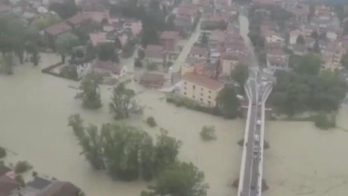 Maltempo in Romagna: il bilancio sale a 9  morti. Oltre 13mila persone evacuate. Linea adriatica chiusa fino a lunedì . F1: annullato il Gp di Imola -  Video impressionante: una collina tra Forlì e Ce