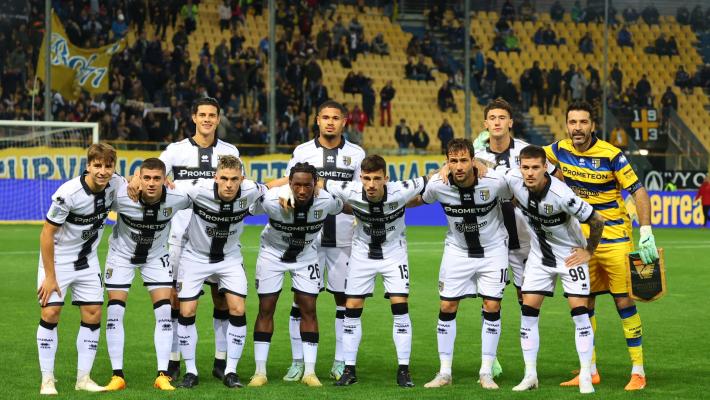 Parma, qualche occasione di troppo sprecata: un rigore e un palo clamoroso. Ma Phjanpalo non sbaglia alla prima occasione: primo tempo Parma-Venezia 1-1. Crociati sesti in classifica