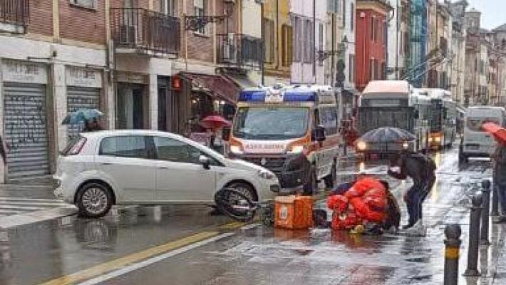 Incidenti a Parma e provincia: un rider investito in strada d'Azeglio, scontro tra due auto a Noceto: un ferito grave
