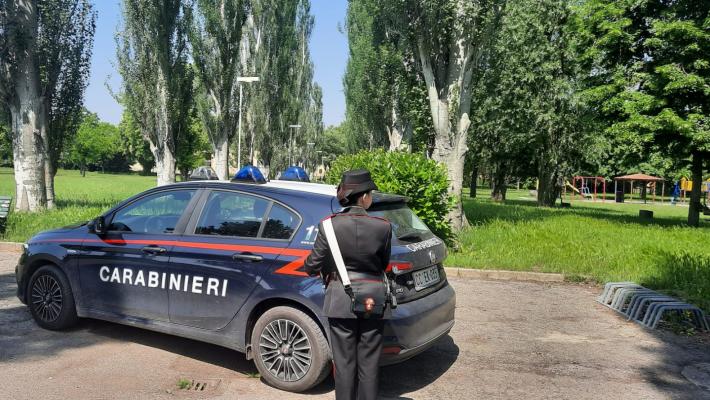 Rapinano un 18enne su una panchina al Parco Ducale: denunciati un giovane e due minorenni