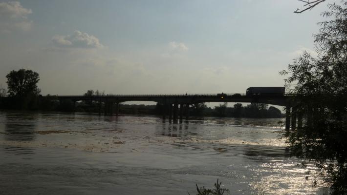 Piena del Po con annuncio Rad Pavia-Venezia e Vogaposse