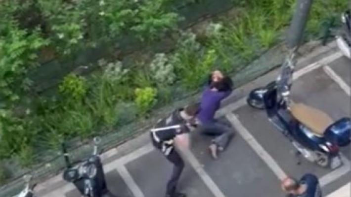 Botte con i manganelli e spray al peperoncino per ammanettarla a Milano: "vigili chiamati dai genitori della scuola", "aveva aggredito gli agenti"
