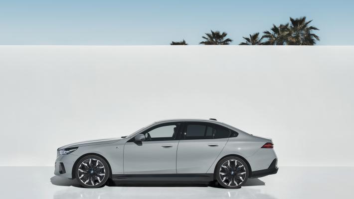 Bmw, ecco la nuova Serie 5. Sarà anche elettrica