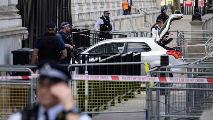 Si schianta con l'auto contro i cancelli di Downing Street: arrestato