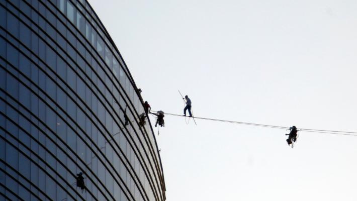 Milano: mezza città si ferma per ammirare il funambolo  che cammina a 140 metri d'altezza