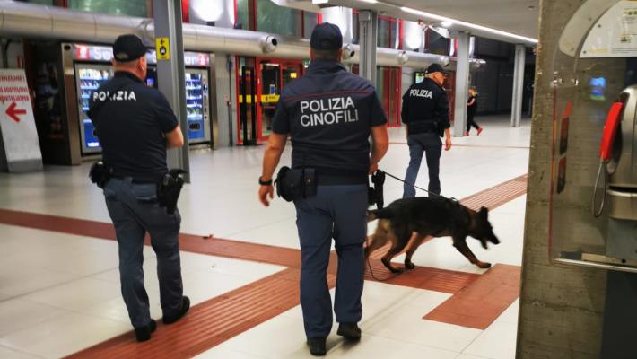 Polizia, un'altra notte di controlli:  sequestrati 100 gr di hashish. Denunciato un italiano per porto abusivo di  oggetti atti ad offendere