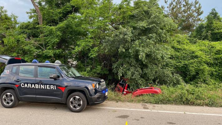 Auto esce di strada e finisce nella vegetazione: feriti tre giovani a Castellarano, uno è grave 