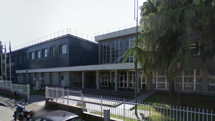 16 enne minaccia i compagni di classe con una pistola finta e ferisce la prof ad Abbiategrasso