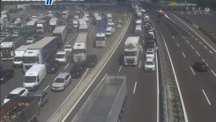 L'A14 chiusa a Bologna per un incidente tra 3 camion.  In direzione dell’allacciamento con l’A1 
