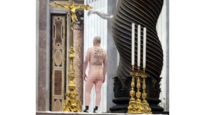 Uomo nudo in San Pietro nella basilica