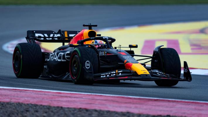 Pole di Verstappen a Barcellona. Sainz in prima fila, Leclerc 19°