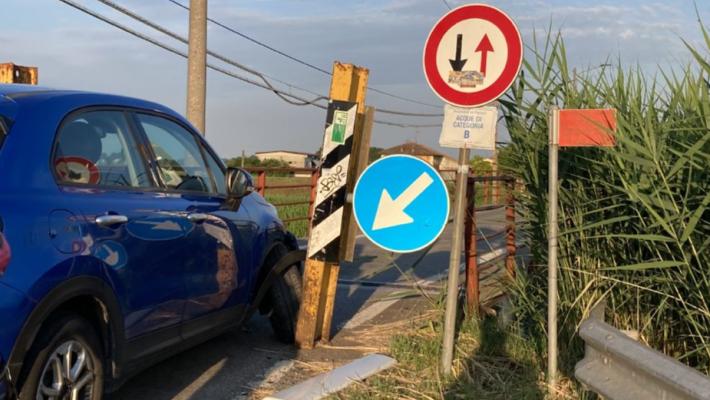 Automobile s'incastra sul ponte sullo Stirone a Carzeto