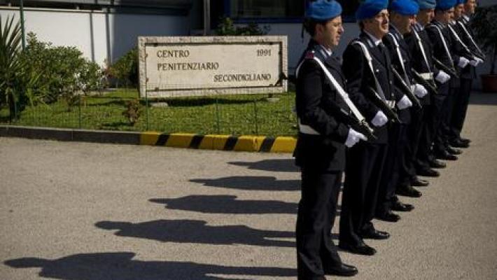 Trovati cellulari e droga nel carcere napoletano a Secondigliano