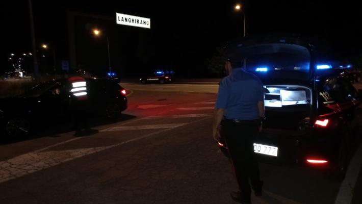 Rompe il vetro dell'auto con un pugno, aggredisce i carabinieri: arrestato un 37enne a Langhirano. Tre denunciati